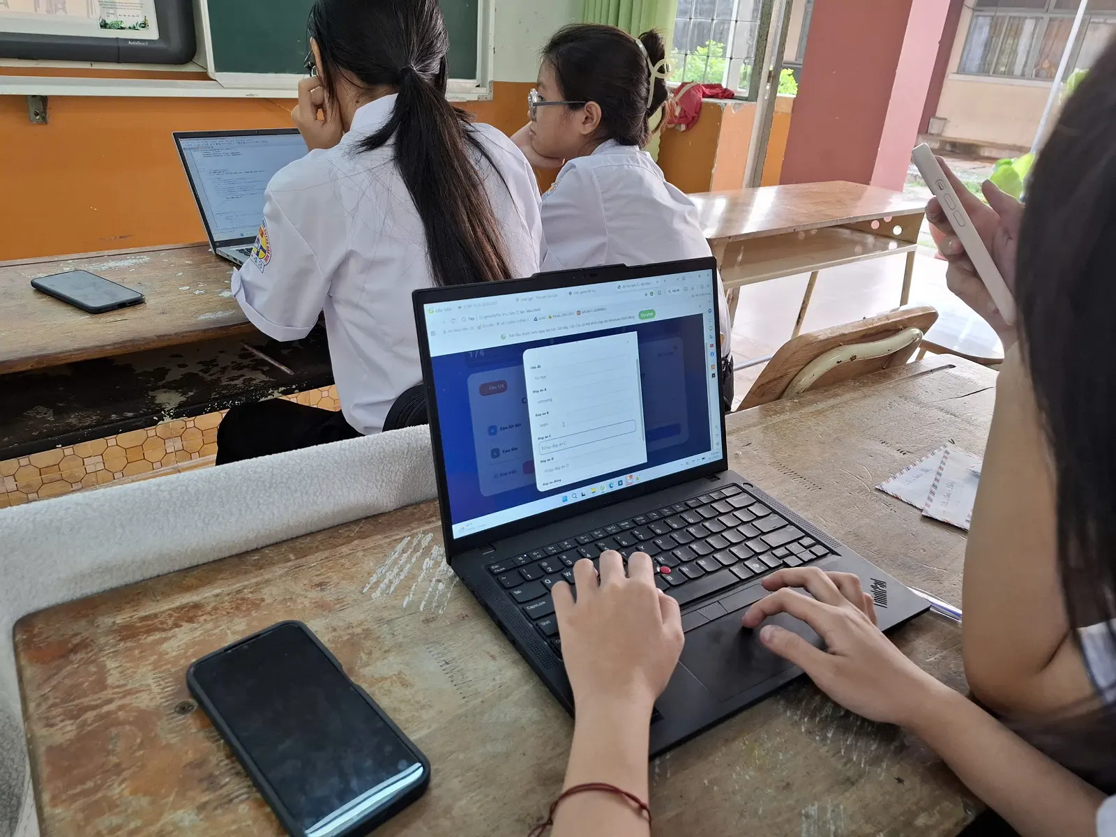 CÂU LẠC BỘ TIN HỌC – STEM (STEM PLUS) BỨT PHÁ SÁNG TẠO VỚI CHỦ ĐỀ THÁNG 10: “LẬP TRÌNH SÁNG TẠO VÀ ỨNG DỤNG AI HỖ TRỢ LẬP TRÌNH”