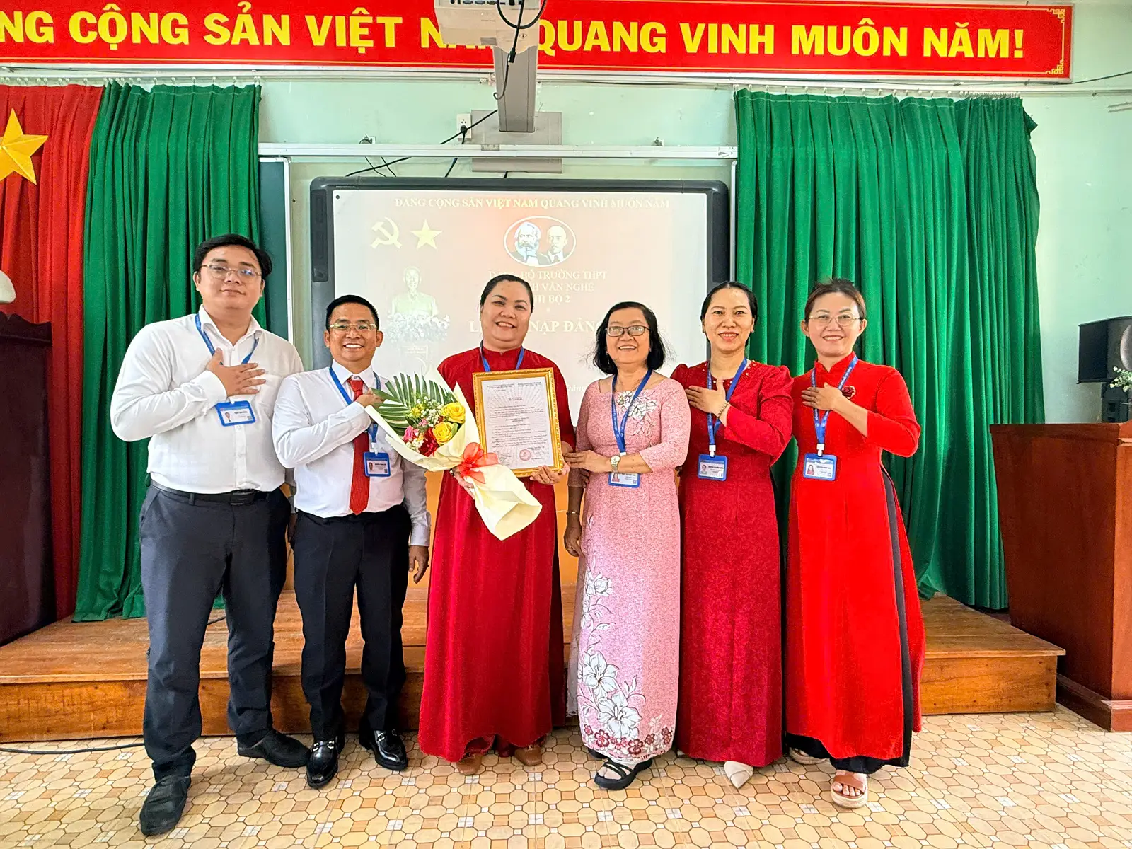 CHI BỘ 2 – TRƯỜNG THPT HUỲNH VĂN NGHỆ LONG TRỌNG TỔ CHỨC LỄ KẾT NẠP ĐẢNG VIÊN MỚI CHO QUẦN CHÚNG NGUYỄN TRẦN CẨM THÚY