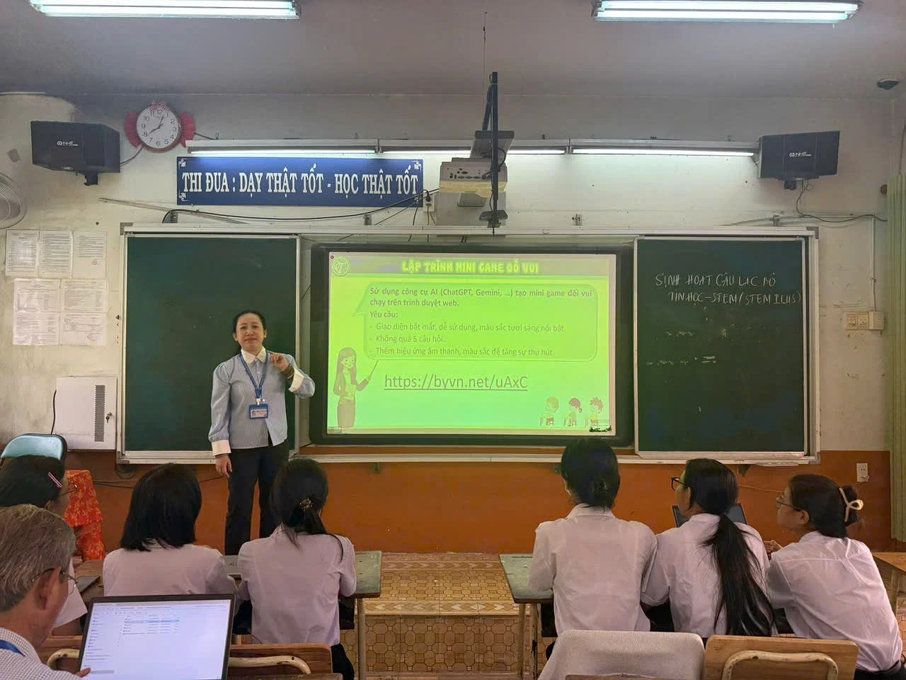 CÂU LẠC BỘ TIN HỌC – STEM (STEM PLUS) BỨT PHÁ SÁNG TẠO VỚI CHỦ ĐỀ THÁNG 10: “LẬP TRÌNH SÁNG TẠO VÀ ỨNG DỤNG AI HỖ TRỢ LẬP TRÌNH”