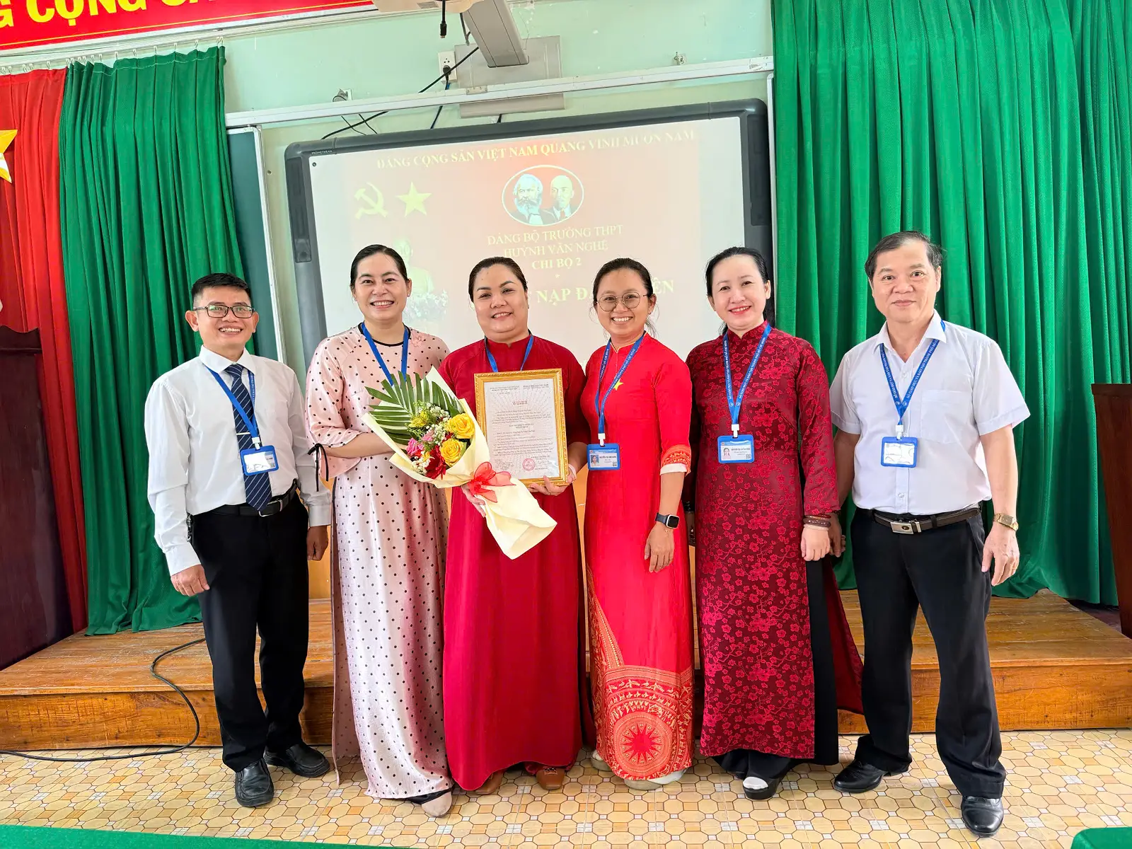 CHI BỘ 2 – TRƯỜNG THPT HUỲNH VĂN NGHỆ LONG TRỌNG TỔ CHỨC LỄ KẾT NẠP ĐẢNG VIÊN MỚI CHO QUẦN CHÚNG NGUYỄN TRẦN CẨM THÚY