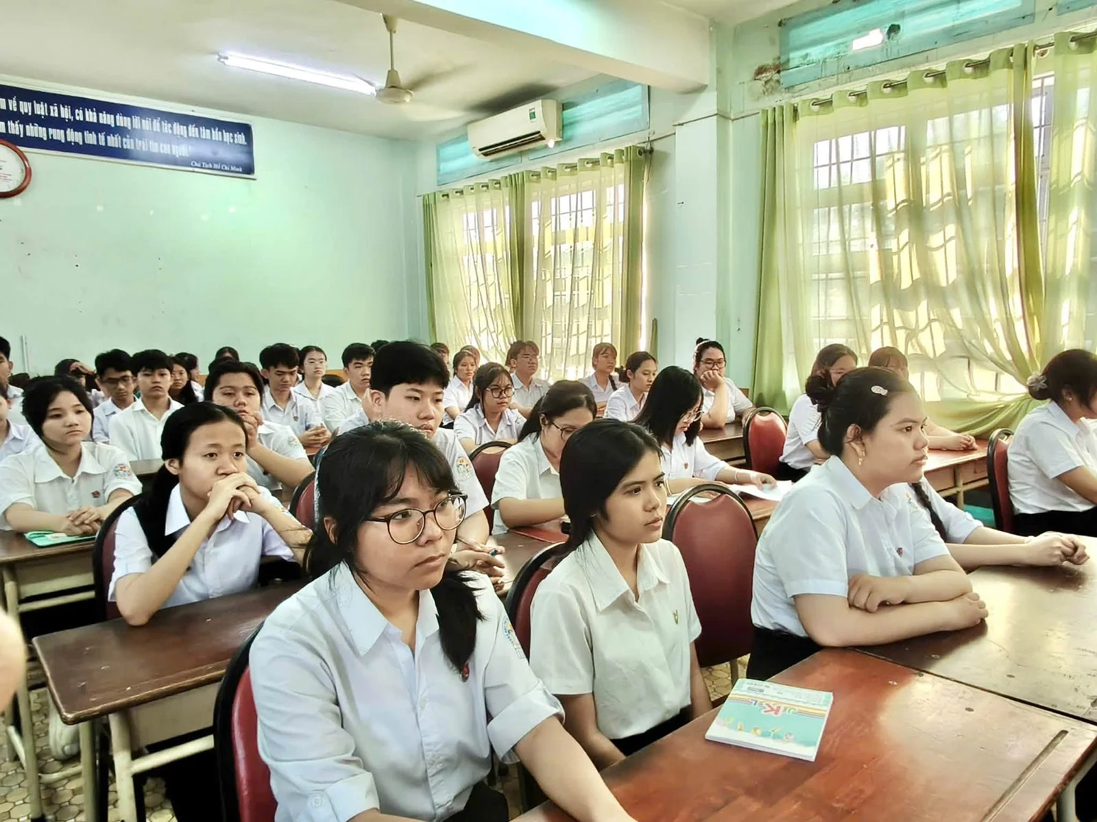 TRƯỜNG THPT HUỲNH VĂN NGHỆ TỔ CHỨC HỘI NGHỊ ĐỐI THOẠI GIỮA LÃNH ĐẠO NHÀ TRƯỜNG VÀ HỌC SINH LẦN THỨ NHẤT, NĂM HỌC 2026 – 2027