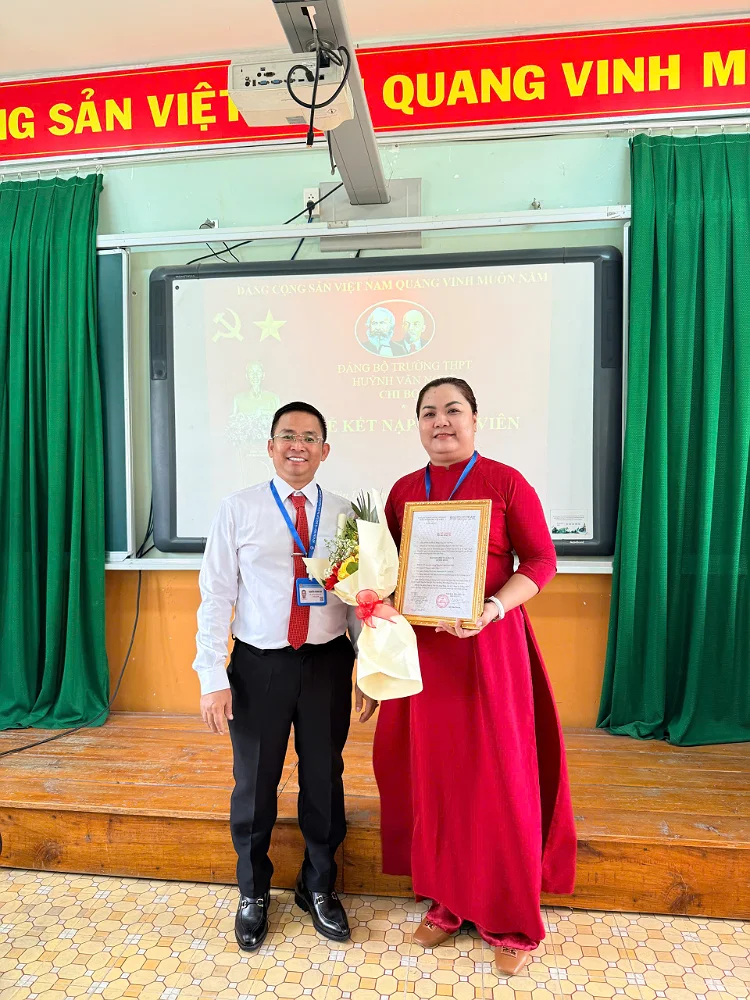 CHI BỘ 2 – TRƯỜNG THPT HUỲNH VĂN NGHỆ LONG TRỌNG TỔ CHỨC LỄ KẾT NẠP ĐẢNG VIÊN MỚI CHO QUẦN CHÚNG NGUYỄN TRẦN CẨM THÚY
