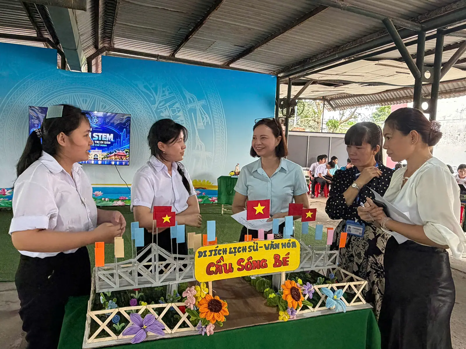 TỔ SỬ- ĐỊA-GDKT&PL TRƯỜNG THPT HUỲNH VĂN NGHỆ LAN TỎA TÌNH YÊU DI SẢN QUA TRẢI NGHIỆM VÀ SÁNG TẠO