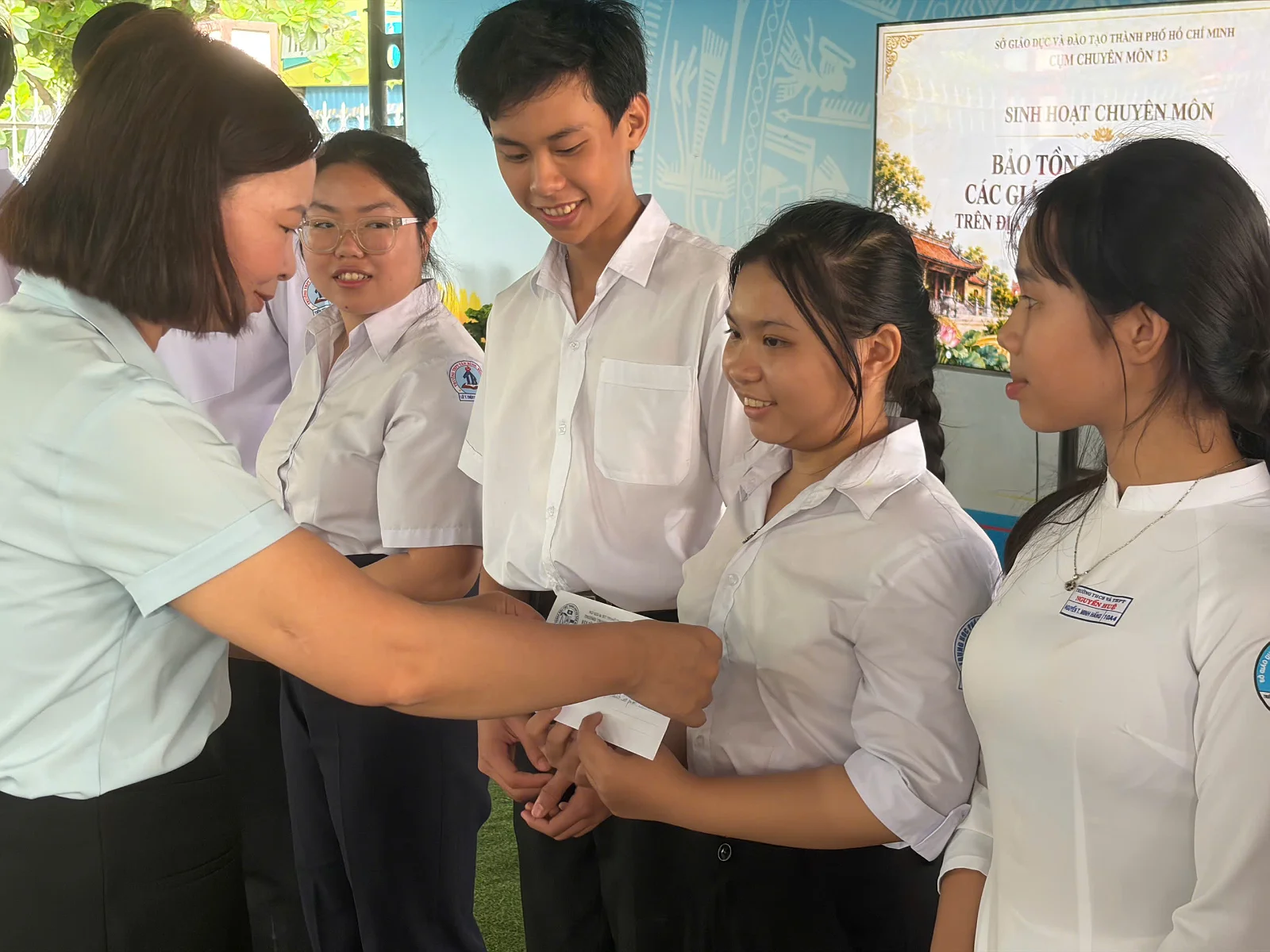 TỔ SỬ- ĐỊA-GDKT&PL TRƯỜNG THPT HUỲNH VĂN NGHỆ LAN TỎA TÌNH YÊU DI SẢN QUA TRẢI NGHIỆM VÀ SÁNG TẠO