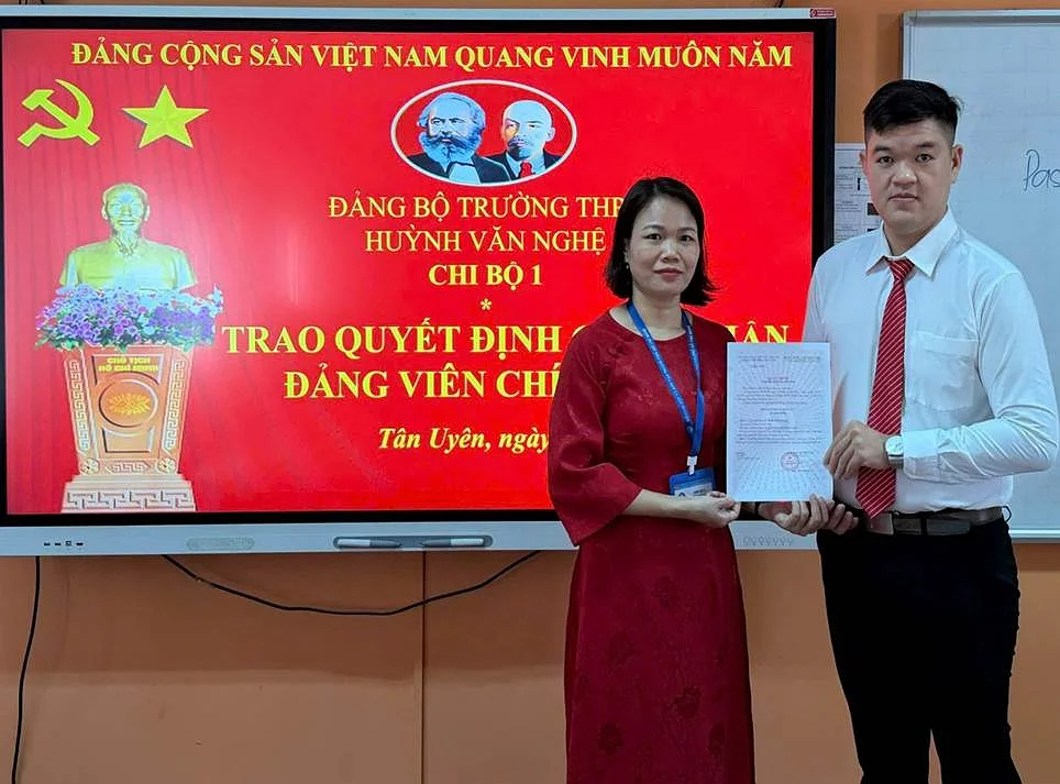 CHI BỘ 1 TRAO QUYẾT ĐỊNH CÔNG NHẬN ĐẢNG VIÊN CHÍNH THỨC CHO ĐỒNG CHÍ PHẠM ĐÌNH PHÙNG