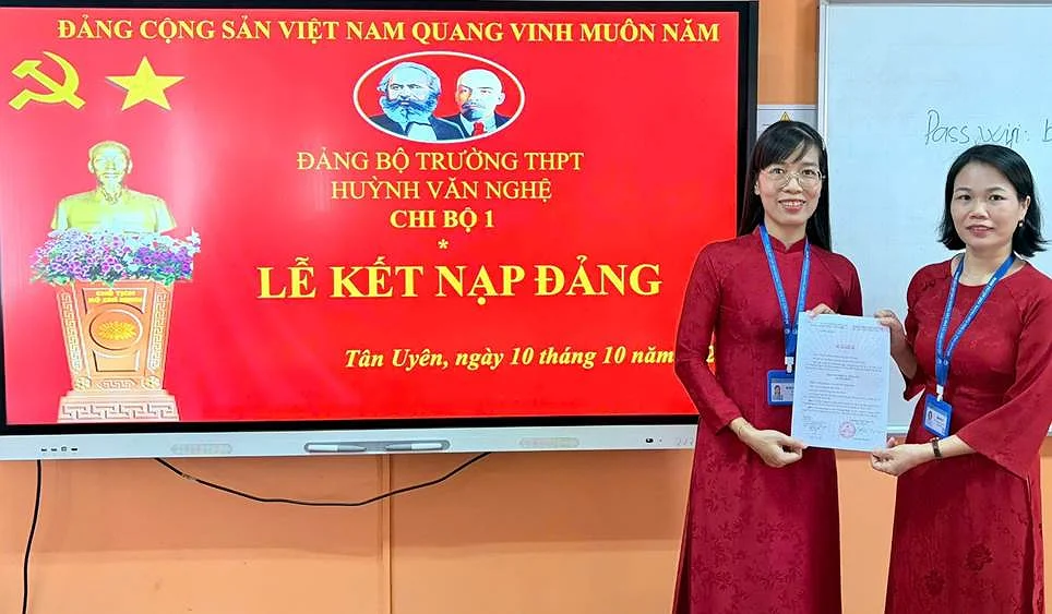 CHI BỘ 1 TỔ CHỨC LỄ KẾT NẠP ĐẢNG VIÊN MỚI VŨ THỊ THANH MAI