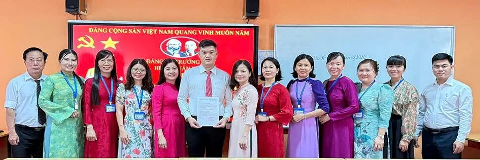 CHI BỘ 1 TRAO QUYẾT ĐỊNH CÔNG NHẬN ĐẢNG VIÊN CHÍNH THỨC CHO ĐỒNG CHÍ PHẠM ĐÌNH PHÙNG