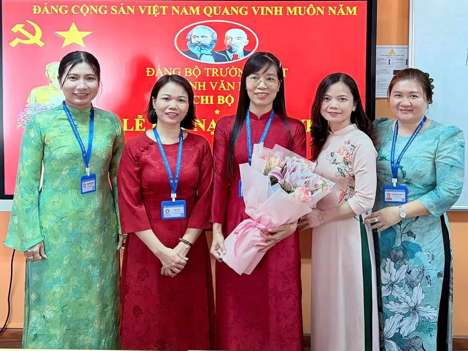 CHI BỘ 1 TỔ CHỨC LỄ KẾT NẠP ĐẢNG VIÊN MỚI VŨ THỊ THANH MAI
