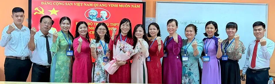 CHI BỘ 1 TỔ CHỨC LỄ KẾT NẠP ĐẢNG VIÊN MỚI VŨ THỊ THANH MAI