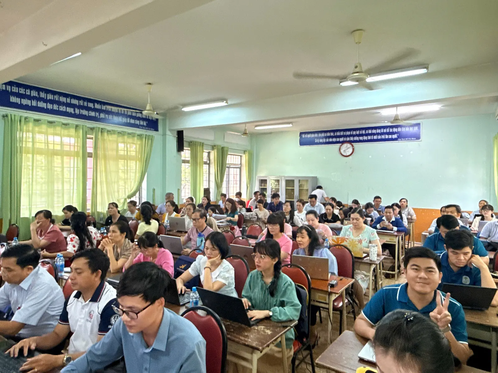 Trường THPT Huỳnh Văn Nghệ